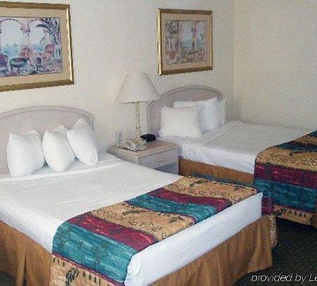 Clarion Hotel Deland Room photo