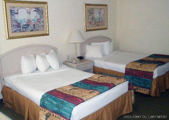 Clarion Hotel Deland Room photo